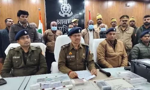 मदरसे में नकली नोट बनाने का खेल, यूट्यूब से सीखा, मचा हड़कंप मदरसे में नकली नोट बनाने का खेल, यूट्यूब से सीखा, मचा हड़कंप