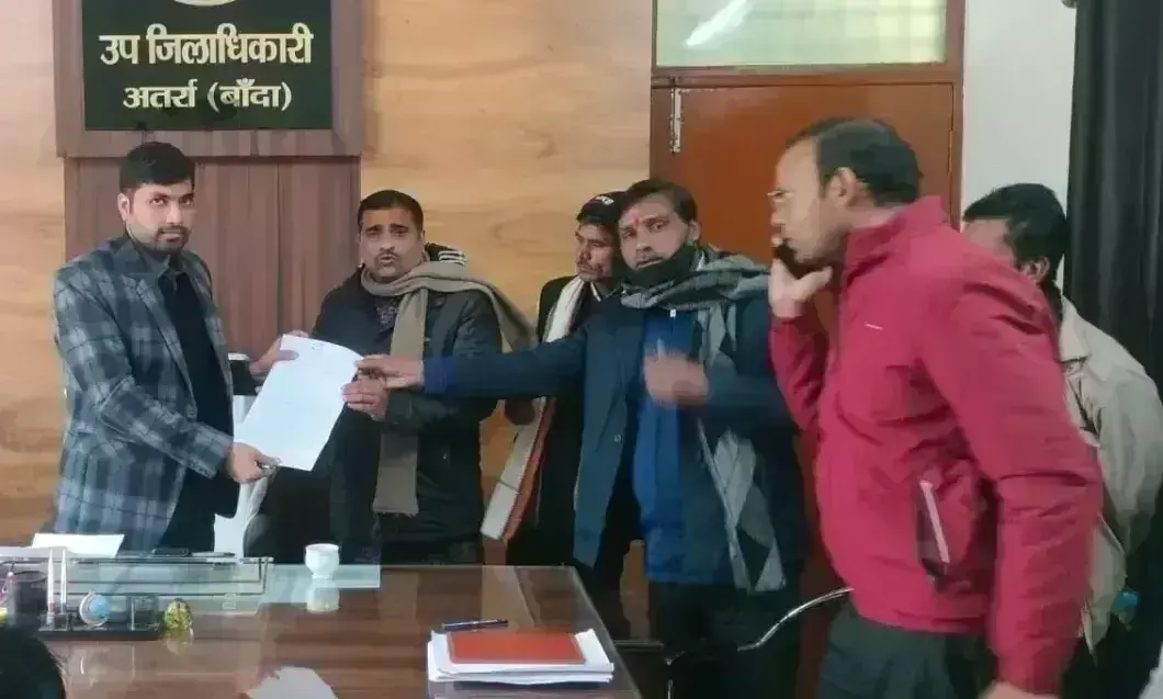 Banda: कांग्रेसियों ने गड्ढों में तब्दील सड़कों से आक्रोशित होकर दिया धरना Banda: कांग्रेसियों ने गड्ढों में तब्दील सड़कों से आक्रोशित होकर दिया धरना