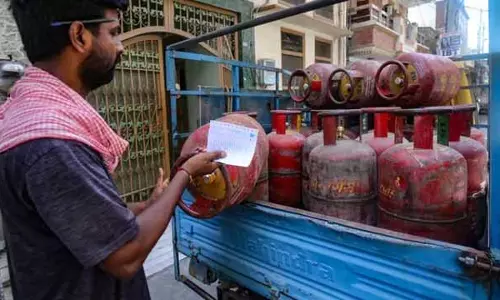 तेल विपणन कंपनियों ने ATF और वाणिज्यिक LPG सिलेंडर की कीमत घटाई तेल विपणन कंपनियों ने ATF और वाणिज्यिक LPG सिलेंडर की कीमत घटाई
