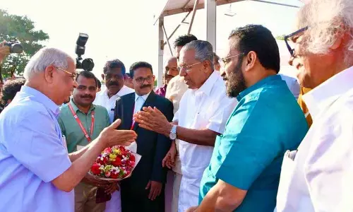 Kerala :  सीएम विजयन उत्तराधिकारी आर्लेकर का स्वागत करने पहुंचे