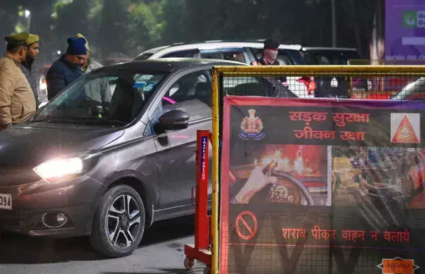 Noida: पुलिस ने नए साल की रात कई गाड़ियां किये सीज Noida: पुलिस ने नए साल की रात कई गाड़ियां किये सीज