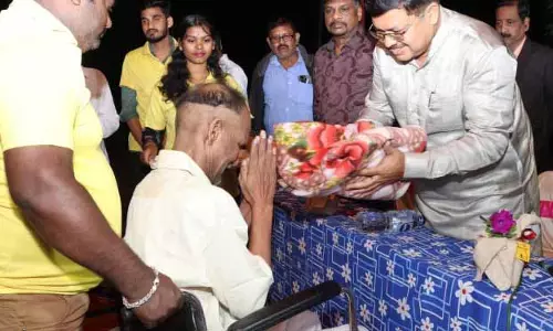 विधि मंत्री ने आश्रय गृह में फल, कंबल वितरित किए