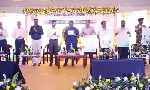 Andhra: वीपीए प्रमुख ने नये साल का कैलेंडर जारी किया Andhra: वीपीए प्रमुख ने नये साल का कैलेंडर जारी किया