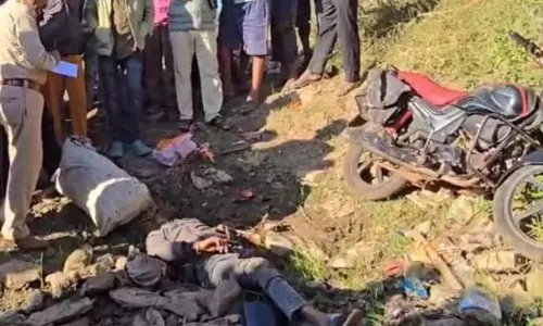 लाश और बाइक मिली पुल के पास, गांव में सनसनी