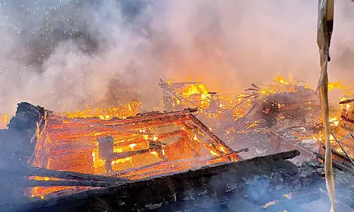 Banjar के तांदी गांव में लगी आग , 17 मकान पूरी तरह जलकर खाक Banjar के तांदी गांव में लगी आग , 17 मकान पूरी तरह जलकर खाक