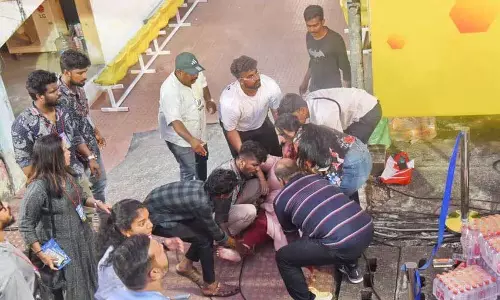 Kerala : कलूर स्टेडियम में नृत्य कार्यक्रम निगम ने स्वास्थ्य निरीक्षक को निलंबित किया Kerala : कलूर स्टेडियम में नृत्य कार्यक्रम निगम ने स्वास्थ्य निरीक्षक को निलंबित किया