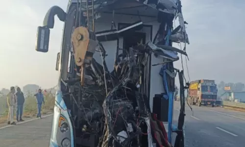 एक्सीडेंट: बस-ट्रक में टक्कर, 20 घायल, 4 की हालत गंभीर एक्सीडेंट: बस-ट्रक में टक्कर, 20 घायल, 4 की हालत गंभीर