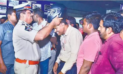 Andhra: सीपी ने हेलमेट बांटकर किया नववर्ष का स्वागत Andhra: सीपी ने हेलमेट बांटकर किया नववर्ष का स्वागत