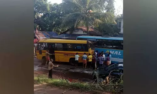 Kerala : कन्नूर में स्कूल बस पलटने से एक की मौत, कई बच्चे घायल Kerala : कन्नूर में स्कूल बस पलटने से एक की मौत, कई बच्चे घायल