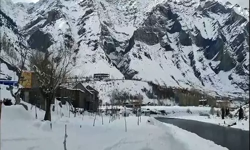 Himachal: लाहौल-स्पीति में भारी बर्फबारी से जनजीवन अस्त-व्यस्त