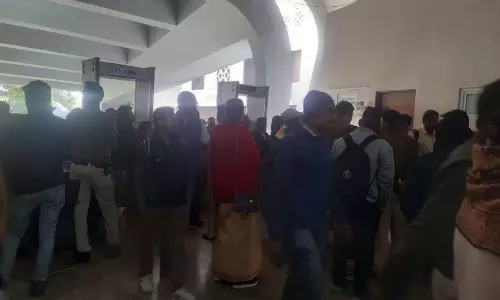 मंत्रालय नवा रायपुर में कर्मचारियों ने की नारेबाजी मंत्रालय नवा रायपुर में कर्मचारियों ने की नारेबाजी