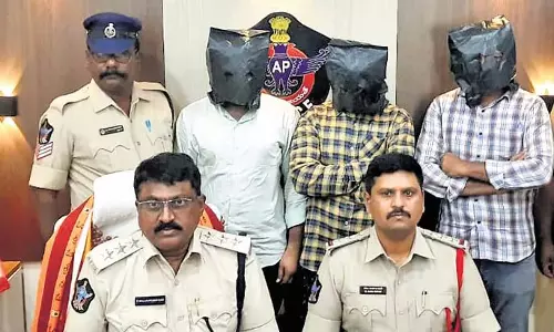 Andhra में विदेश में पढ़ रहे छात्रों को ठगने के आरोप में तीन लोग गिरफ्तार Andhra में विदेश में पढ़ रहे छात्रों को ठगने के आरोप में तीन लोग गिरफ्तार