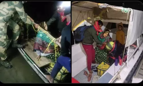Assam : बीएसएफ गुवाहाटी ने गर्भवती महिला को बचाया Assam : बीएसएफ गुवाहाटी ने गर्भवती महिला को बचाया