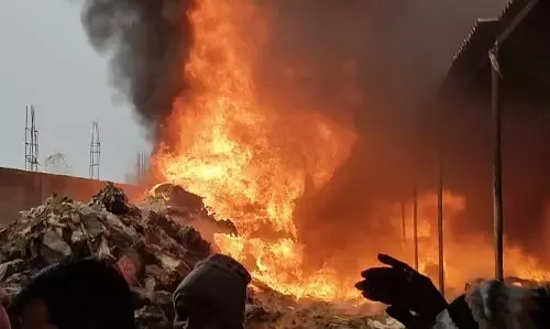 Muzaffarnagar: नव वर्ष पर प्लास्टिक फैक्ट्री में लगी भीषण आग