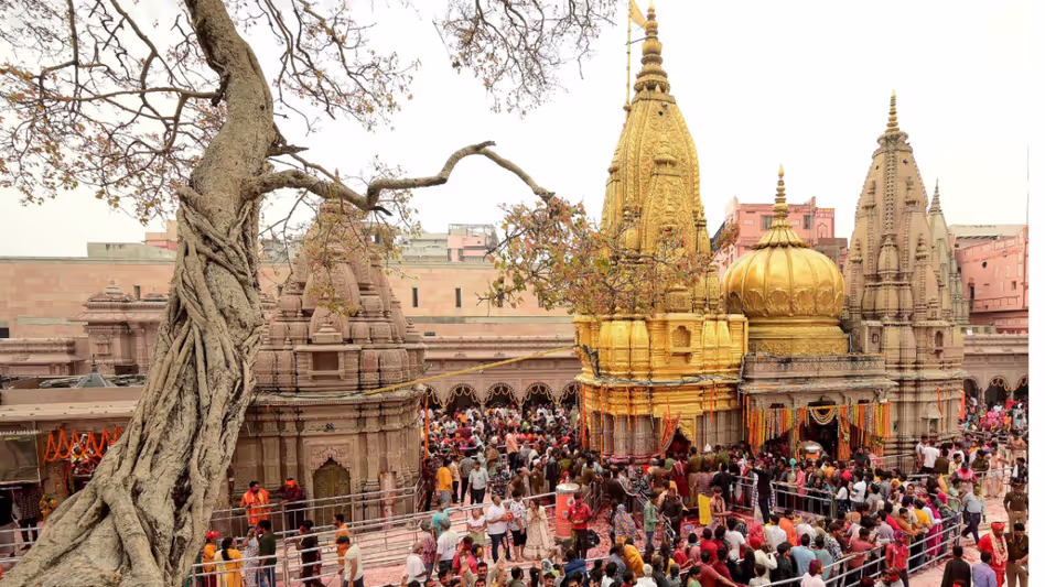 Kashi : नए साल पर काशी विश्वनाथ में लाख श्रद्धालुओं ने टेका मत्था Kashi : नए साल पर काशी विश्वनाथ में लाख श्रद्धालुओं ने टेका मत्था