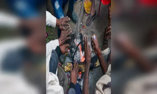 Bihar: बिहार में तेज पछुआ हवा ने लोगों को ठंड से ठिठुराया, स्कूलों के भी समय बदले Bihar: बिहार में तेज पछुआ हवा ने लोगों को ठंड से ठिठुराया, स्कूलों के भी समय बदले