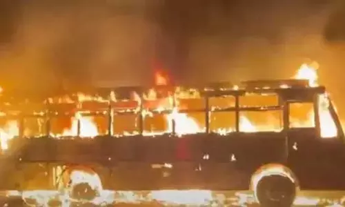 Anantapur: ट्रैवल बस में लगी आग Anantapur: ट्रैवल बस में लगी आग