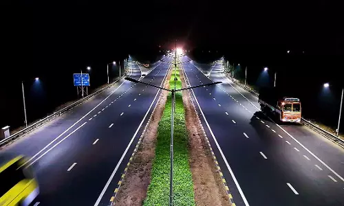 केंद्र ने Andhra में 6-लेन राजमार्ग के लिए 963.93 करोड़ रुपये मंजूर किए केंद्र ने Andhra में 6-लेन राजमार्ग के लिए 963.93 करोड़ रुपये मंजूर किए