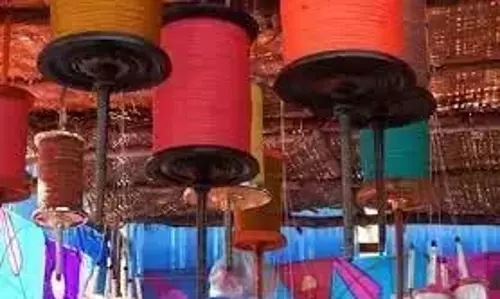 Telangana में पतंग मांझे के कारण दंपति समेत तीन लोग घायल Telangana में पतंग मांझे के कारण दंपति समेत तीन लोग घायल