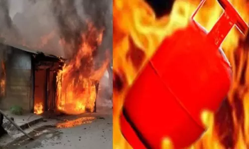 Moradabad: शॉट सर्किट के चलते LPG गैस की दुकान में लगी भीषण आग Moradabad: शॉट सर्किट के चलते LPG गैस की दुकान में लगी भीषण आग