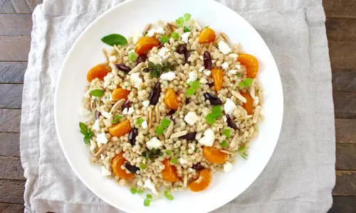 Feta और कूसकूस सलाद रेसिपी Feta और कूसकूस सलाद रेसिपी