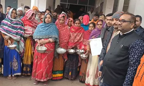 Pilibhit: अवैध कब्जे का मामले में हाथ में कटोरा लेकर न्याय मांगने पहुंची महिलाएं और ग्रामीण Pilibhit: अवैध कब्जे का मामले में हाथ में कटोरा लेकर न्याय मांगने पहुंची महिलाएं और ग्रामीण