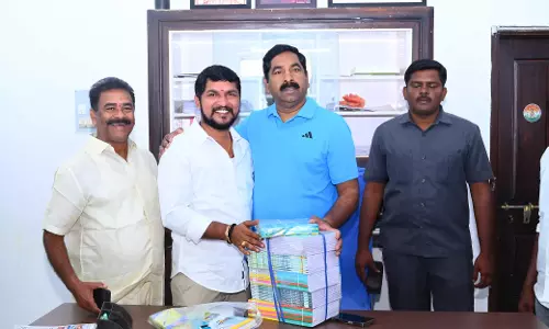 वर्धन्नापेट MLA ने नए साल के लिए गुलदस्तों की बजाय किताबें मांगी