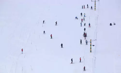 पर्यटन अधिकारियों ने दुर्घटनाओं को रोकने के लिए Gulmarg स्की ढलानों पर स्लेजिंग पर प्रतिबंध लगाया पर्यटन अधिकारियों ने दुर्घटनाओं को रोकने के लिए Gulmarg स्की ढलानों पर स्लेजिंग पर प्रतिबंध लगाया