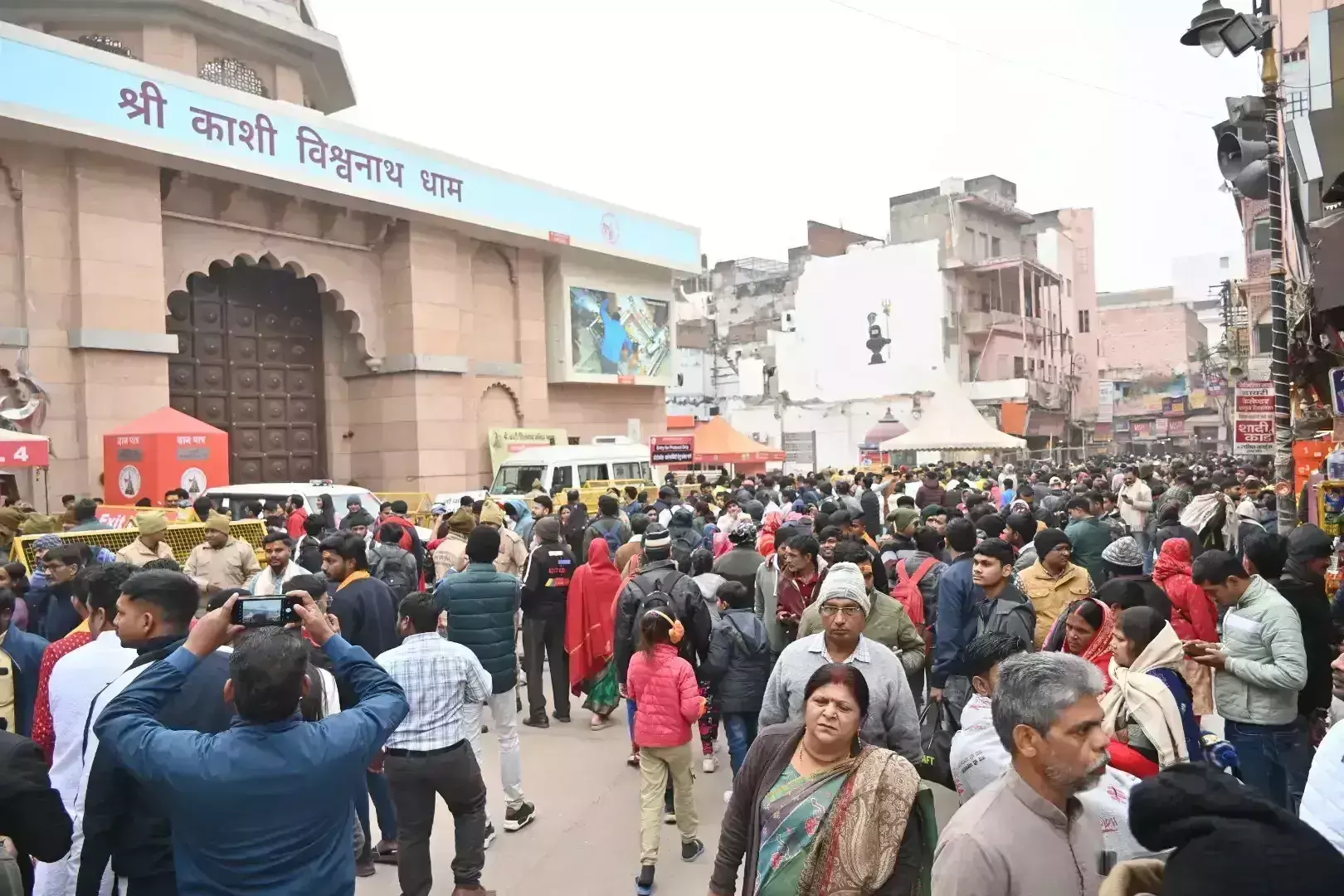 Varanasi: कॉरिडोर लोकार्पण के बाद 2024 में 6.85 करोड़ श्रद्धालुओं ने किए बाबा के दर्शन Varanasi: कॉरिडोर लोकार्पण के बाद 2024 में 6.85 करोड़ श्रद्धालुओं ने किए बाबा के दर्शन