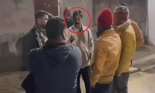 फायरिंग में बाल-बाल बचे बीजेपी विधायक, पत्नी के साथ नाइट वॉक पर निकले, मचा हड़कंप फायरिंग में बाल-बाल बचे बीजेपी विधायक, पत्नी के साथ नाइट वॉक पर निकले, मचा हड़कंप