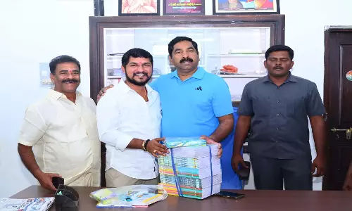 वर्धन्नापेट MLA ने नए साल के लिए गुलदस्तों की बजाय किताबें मांगी