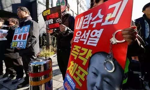 South Korea के महाभियोग के शिकार राष्ट्रपति ने अपने समर्थकों को पत्र भेजा, कहा- वे अंत तक लड़ेंगे South Korea के महाभियोग के शिकार राष्ट्रपति ने अपने समर्थकों को पत्र भेजा, कहा- वे अंत तक लड़ेंगे