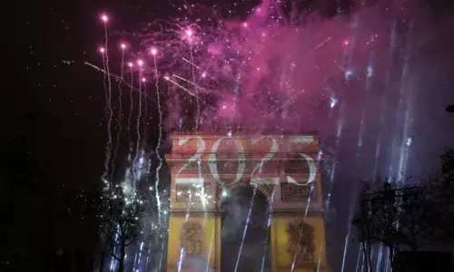 New Year का जश्न : फ्रांस में 1,000 कारों में आग लगाने की घटना दर्ज New Year का जश्न : फ्रांस में 1,000 कारों में आग लगाने की घटना दर्ज
