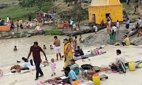Giridih: नव वर्ष पर झारो नदी पर उमड़ी सैलानियों की भीड़ Giridih: नव वर्ष पर झारो नदी पर उमड़ी सैलानियों की भीड़