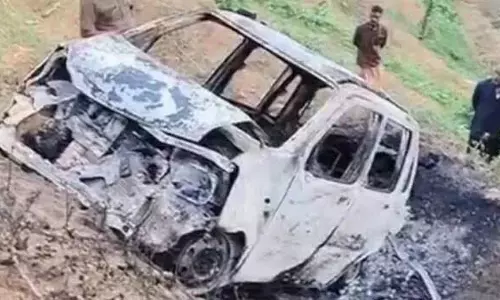 Kerala : कोल्लम में जली हुई कार में शव मिला, दुर्घटनावश मौत का संदेह Kerala : कोल्लम में जली हुई कार में शव मिला, दुर्घटनावश मौत का संदेह
