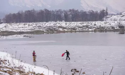 Kashmir में ताजा बर्फबारी से ठंड से राहत मिली Kashmir में ताजा बर्फबारी से ठंड से राहत मिली