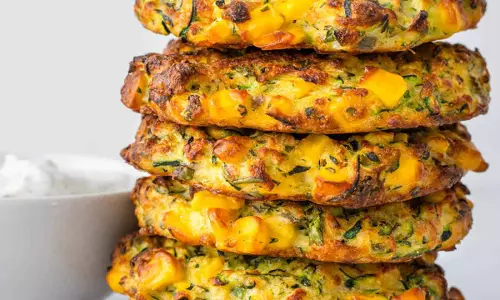 Halloumi के साथ मिर्च चना फ्रिटर्स रेसिपी