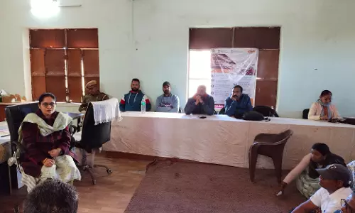 Pratapgarh: ग्राम पंचायत स्तरीय जनसुनवाई में पहुंचे जिला कलेक्टर