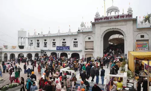 Gurudwara में उमड़ी लोगों की भीड़, सड़क किनारे लिया लंगर