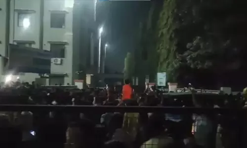 Telangana कॉलेज में हॉस्टल स्टाफ बाथरूम में वीडियो बनाते पकड़ा गया, विरोध प्रदर्शन Telangana कॉलेज में हॉस्टल स्टाफ बाथरूम में वीडियो बनाते पकड़ा गया, विरोध प्रदर्शन