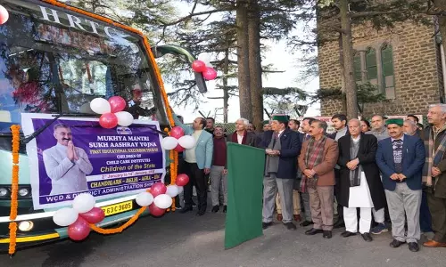 Himachal के मुख्यमंत्री ने सुख आश्रय योजना के तहत अनाथ यात्रा को हरी झंडी दिखाई Himachal के मुख्यमंत्री ने सुख आश्रय योजना के तहत अनाथ यात्रा को हरी झंडी दिखाई