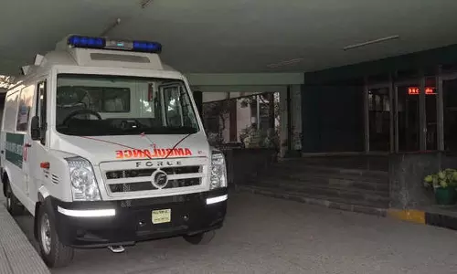 बुज़ुर्ग की लाश को ले जा रही थी एम्बुलेंस, ब्रेकर की वजह से हो गया ज़िंदा, पढ़ें पूरी खबर
