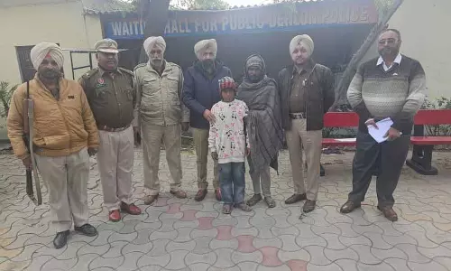 Dehlon Police ने पांच सप्ताह बाद नाबालिग बच्चे को उसके माता-पिता से मिलवाया