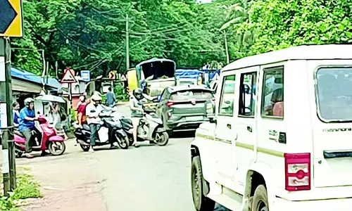 Borim के 2.5 किमी के संकरे रास्ते पर यात्रा करना यात्रियों के लिए दुःस्वप्न बन गया Borim के 2.5 किमी के संकरे रास्ते पर यात्रा करना यात्रियों के लिए दुःस्वप्न बन गया