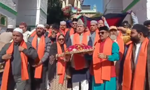 RSS नेता इंद्रेश कुमार ने अजमेर शरीफ दरगाह पर चादर पेश की RSS नेता इंद्रेश कुमार ने अजमेर शरीफ दरगाह पर चादर पेश की