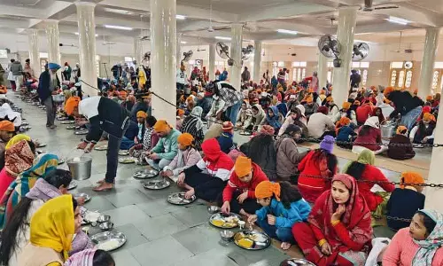 Gurudwara पौंटा साहिब में हजारों की भीड़ उमड़ी