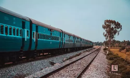 Dakshin Express ट्रेन में व्यक्ति की हत्या, 4 हिरासत में लिए गए Dakshin Express ट्रेन में व्यक्ति की हत्या, 4 हिरासत में लिए गए