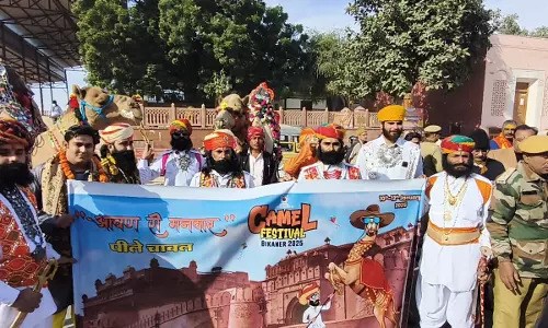 Bikaner: अंतरराष्ट्रीय ऊंट उत्सव के लिए पीले चावल बांटकर आवण री मनवार शुरू