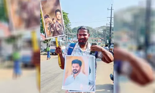Kerala के एक व्यक्ति ने अपने आदर्श थलपति विजय से मिलने के लिए Kerala के एक व्यक्ति ने अपने आदर्श थलपति विजय से मिलने के लिए