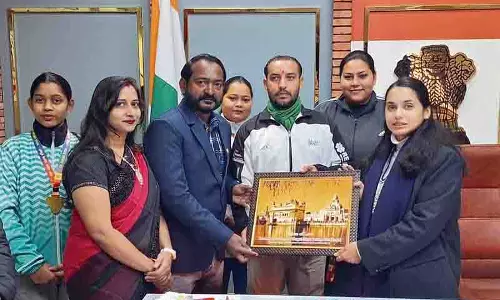 DC ने बॉक्सिंग कोच बलदेव राज देव को सम्मानित किया
